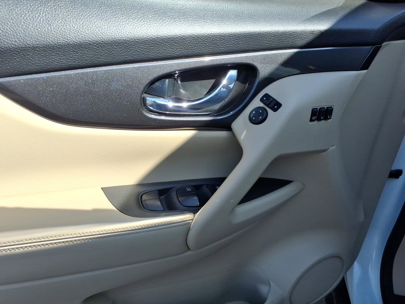 Used 2020 Nissan Rogue SV w/ Sun & Sound Touring Package image 11