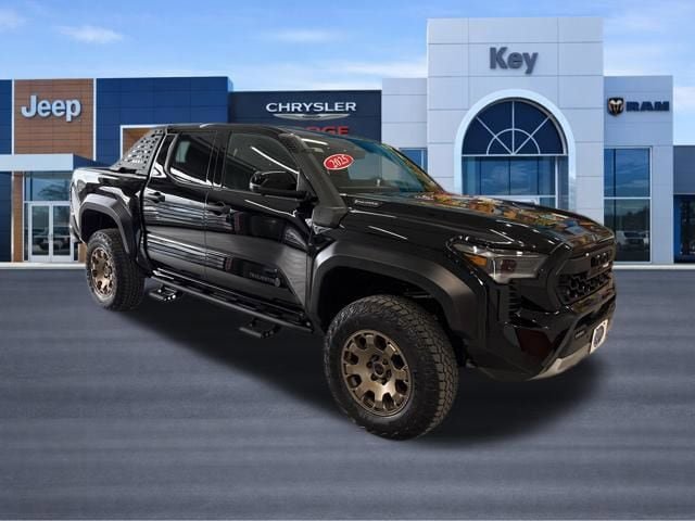 Used 2025 Toyota Tacoma Trailhunter image 10