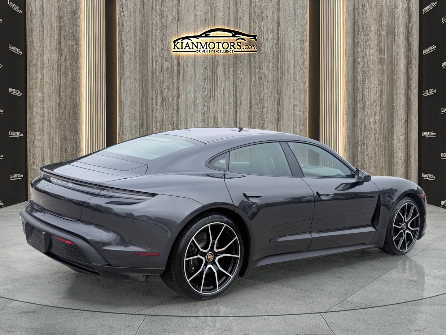 Used 2023 Porsche Taycan image 8