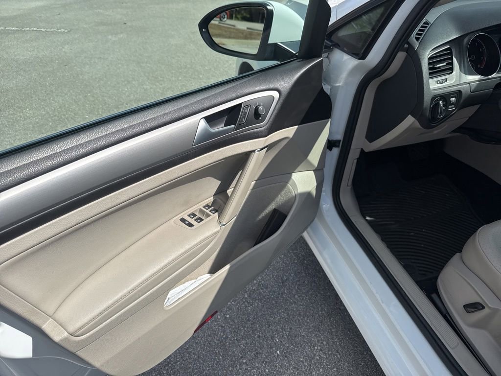Used 2016 Volkswagen Golf SE image 26