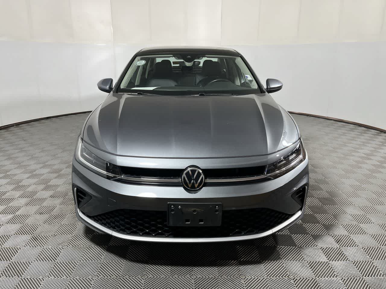Used 2025 Volkswagen Jetta SE FWD image 3