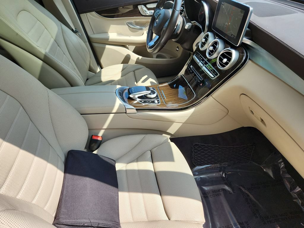 Used 2017 Mercedes-Benz GLC 300 4MATIC image 3