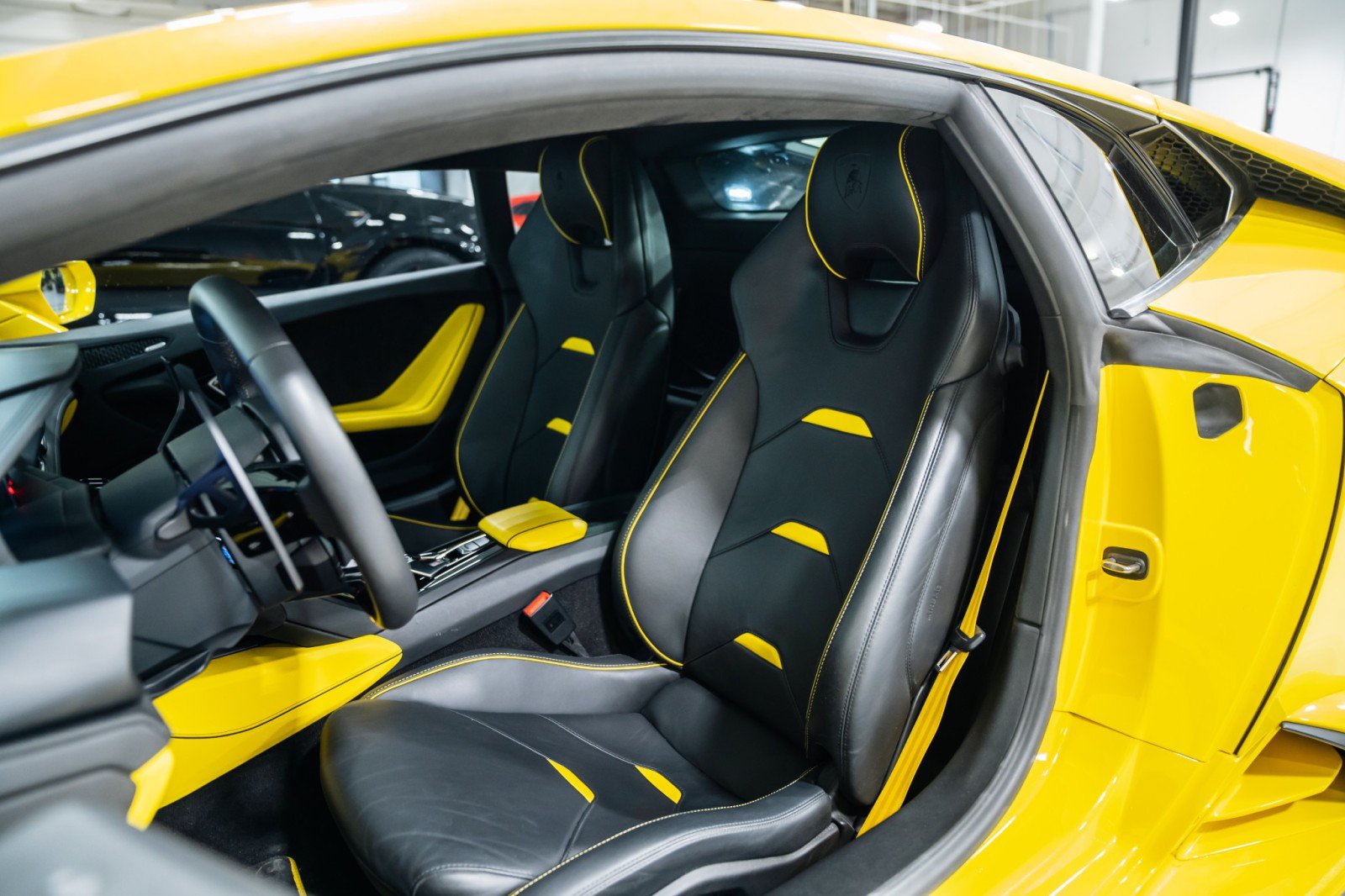 Used 2021 Lamborghini Huracan EVO RWD image 11