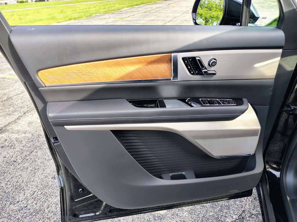 New 2027 Cadillac Vistiq Premium Luxury w/ LPO, Floor Liner Package AWD/4WD image 19