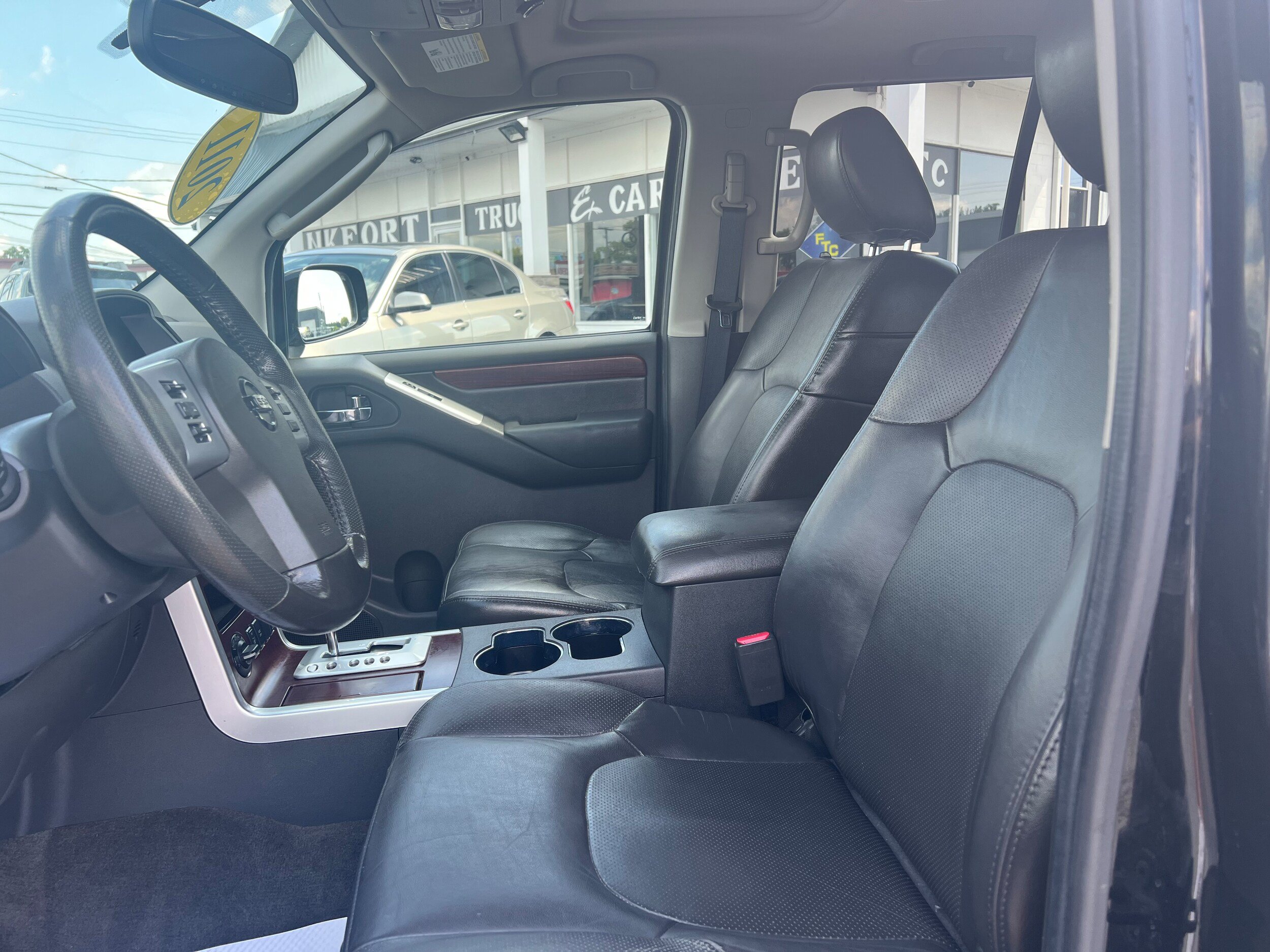 Used 2011 Nissan Pathfinder LE w/ Navigation Pkg AWD/4WD image 11