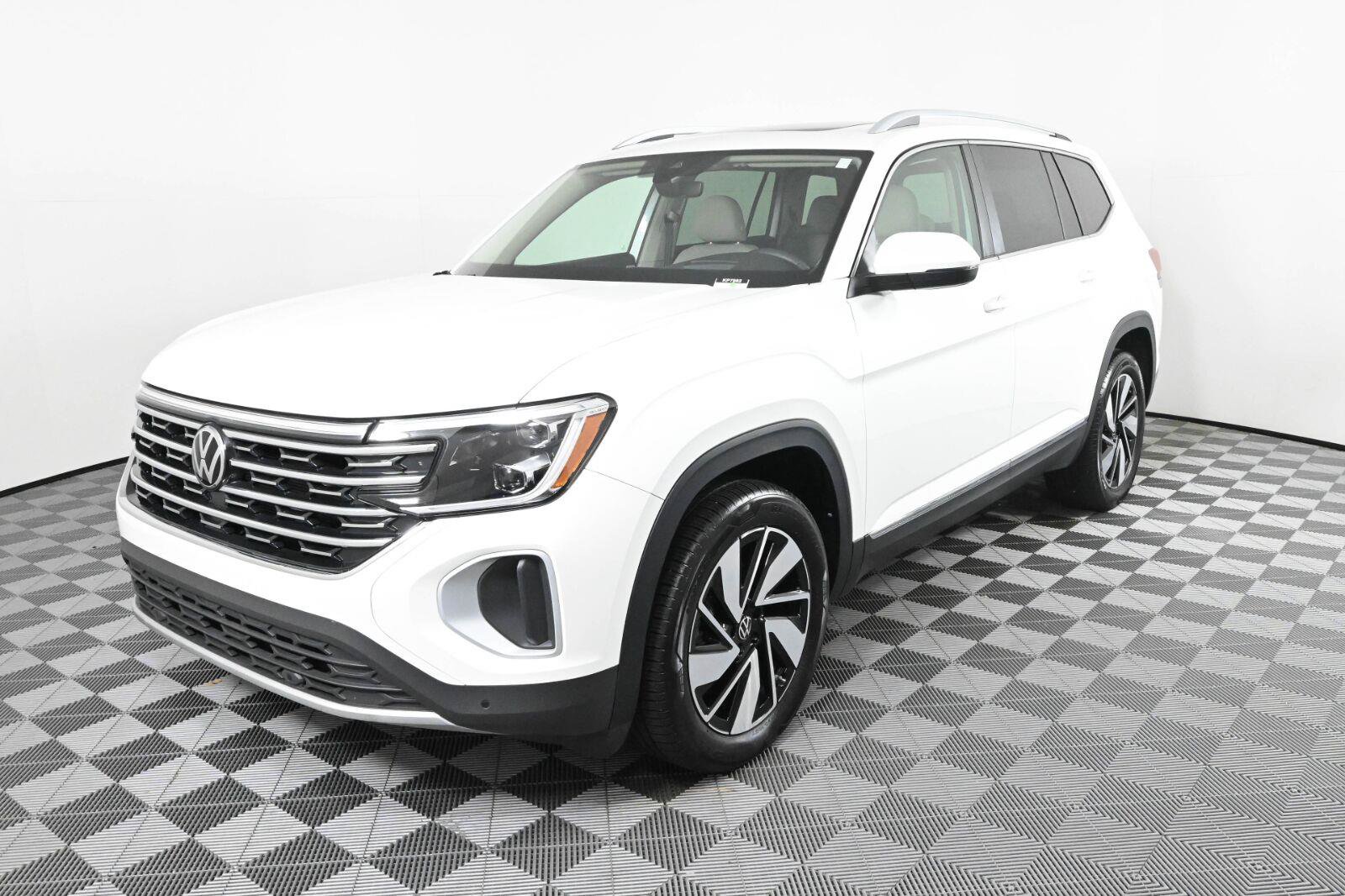 Certified 2025 Volkswagen Atlas SEL AWD/4WD image 2