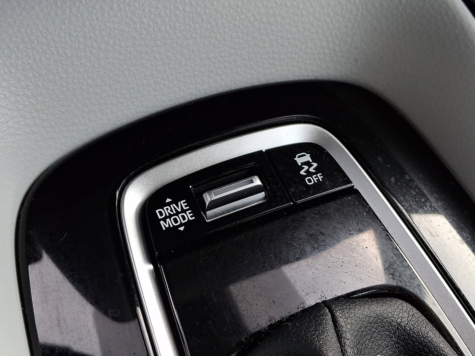 Used 2025 Toyota Corolla SE w/ Convenience Package image 23