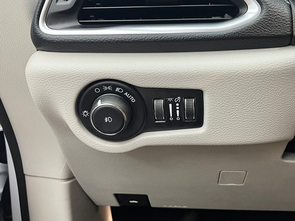 Used 2024 Chrysler Pacifica Limited FWD image 26