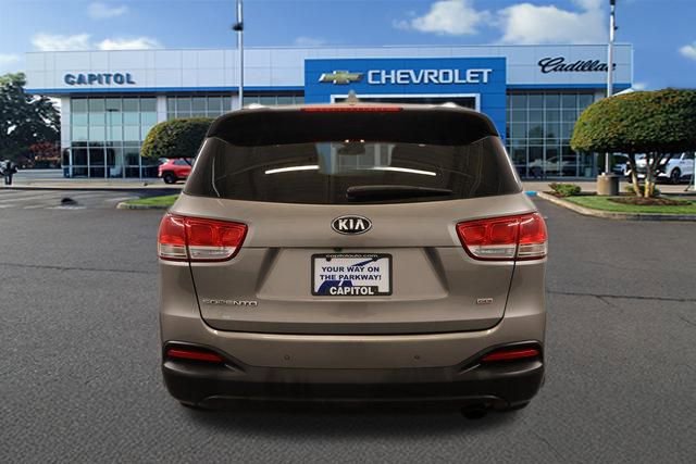 Used 2017 Kia Sorento LX w/ LX Convenience Package image 4