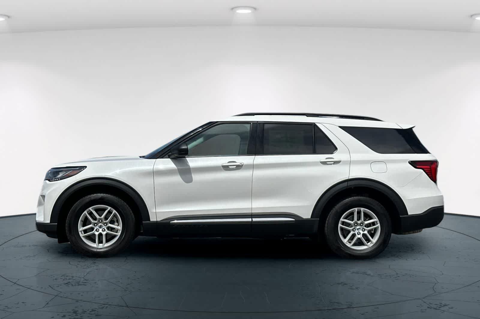 Used 2025 Ford Explorer Active AWD/4WD image 9