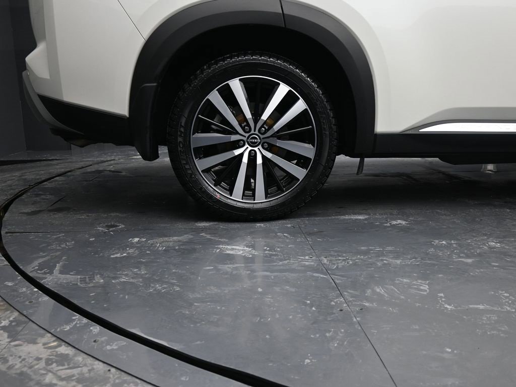 Used 2024 Nissan Pathfinder Platinum w/ Cargo Package image 10