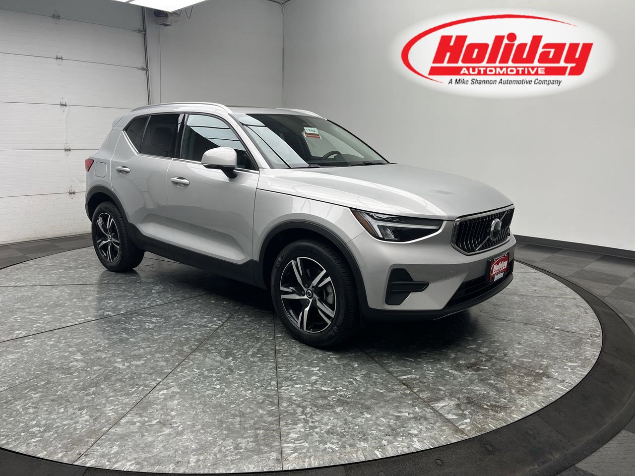 Used 2025 Volvo XC40 B5 Core image 1