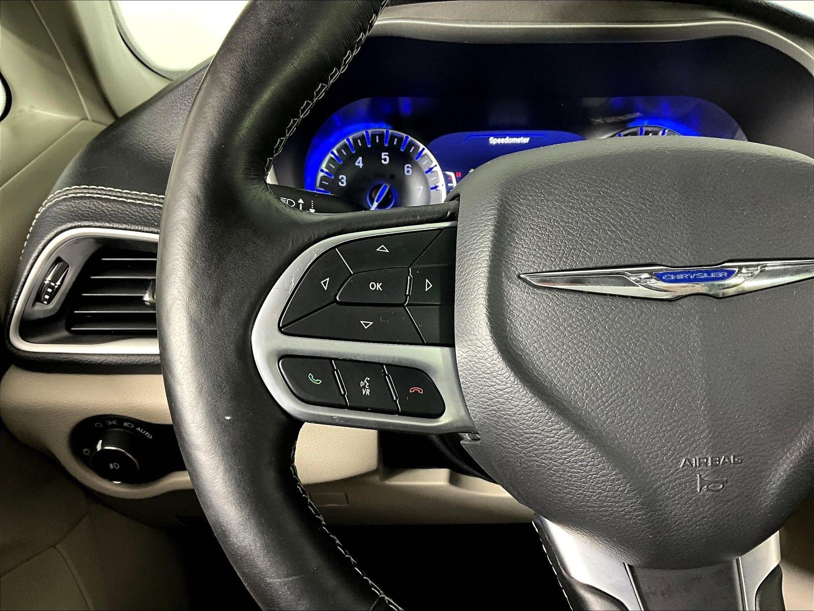 Used 2021 Chrysler Pacifica Touring-L FWD image 11