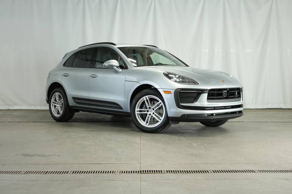 Certified 2025 Porsche Macan AWD/4WD image 9