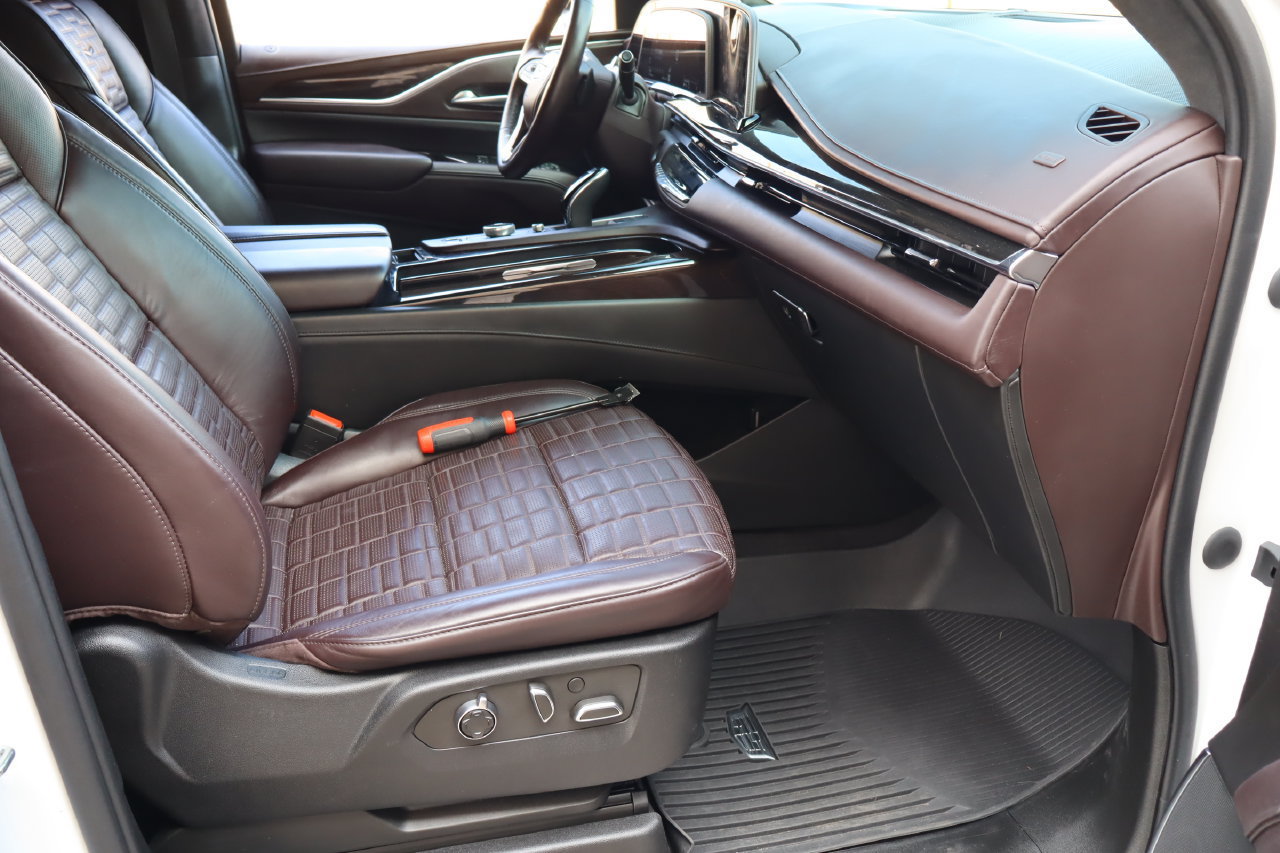 Used 2023 Cadillac Escalade Sport Platinum w/ LPO, Floor Liner Package AWD/4WD image 18