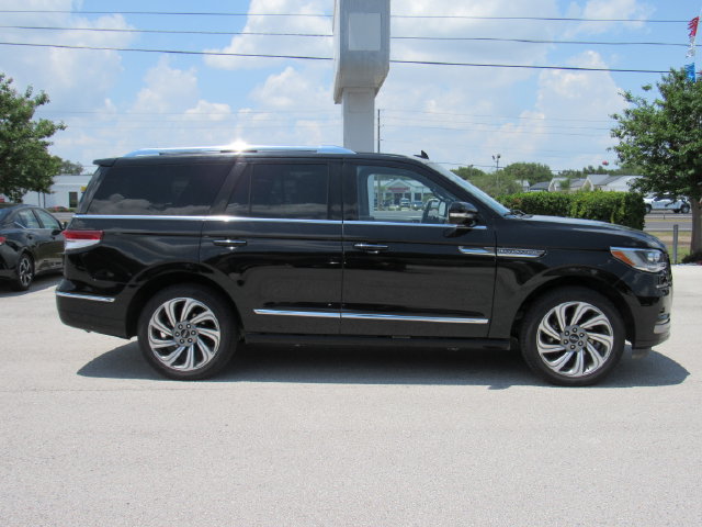 Used 2023 Lincoln Navigator Reserve AWD/4WD image 3
