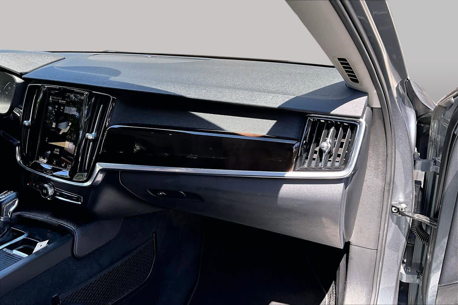 Used 2017 Volvo S90 T5 Momentum w/ Vision Package FWD image 19