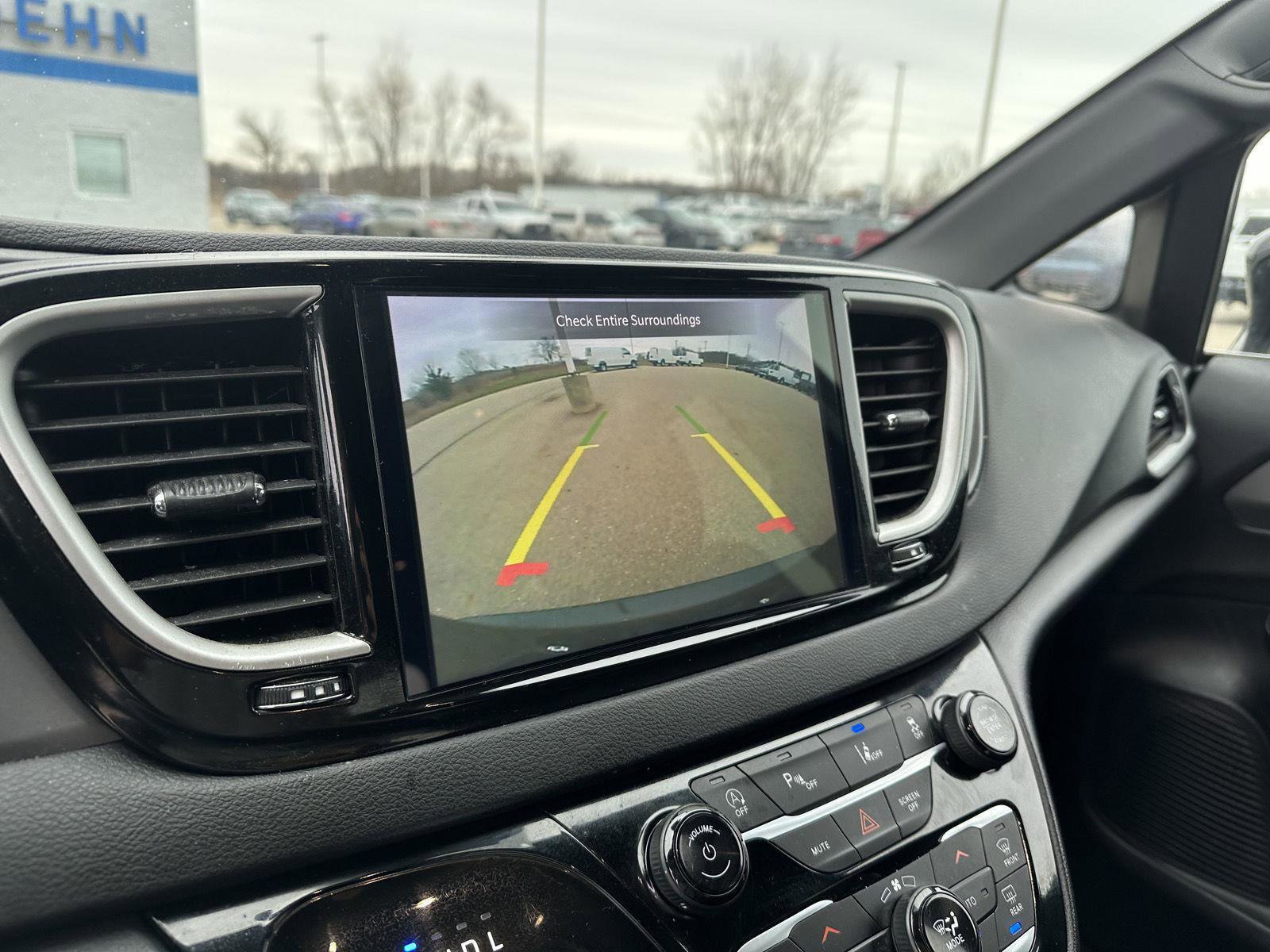 Used 2025 Chrysler Pacifica Select image 28