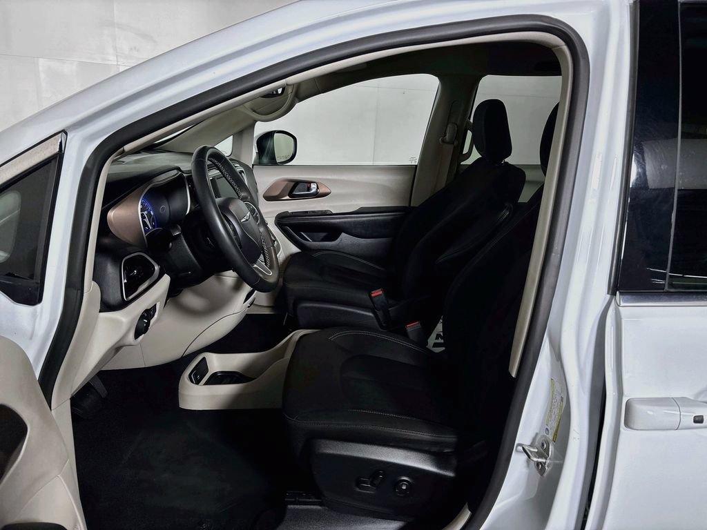 Used 2023 Chrysler Voyager LX FWD image 11