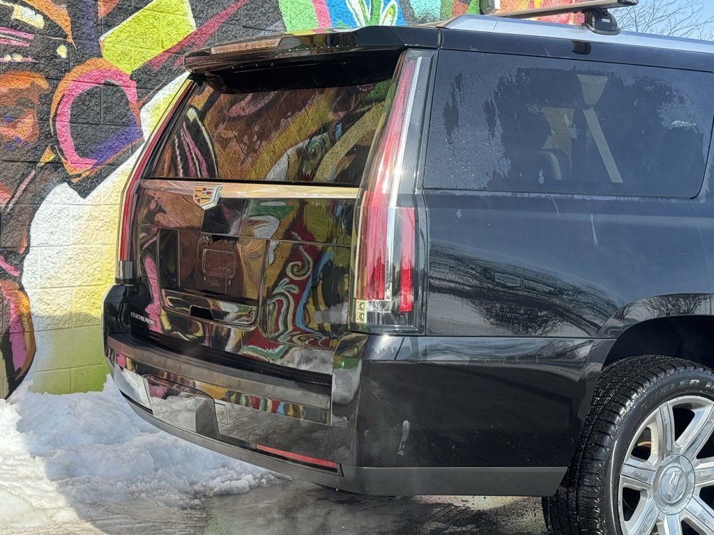 Used 2019 Cadillac Escalade ESV Premium Luxury image 2