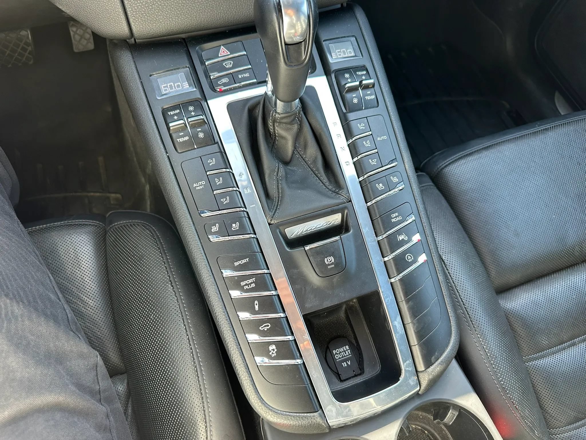 Used 2015 Porsche Macan Turbo AWD/4WD image 37