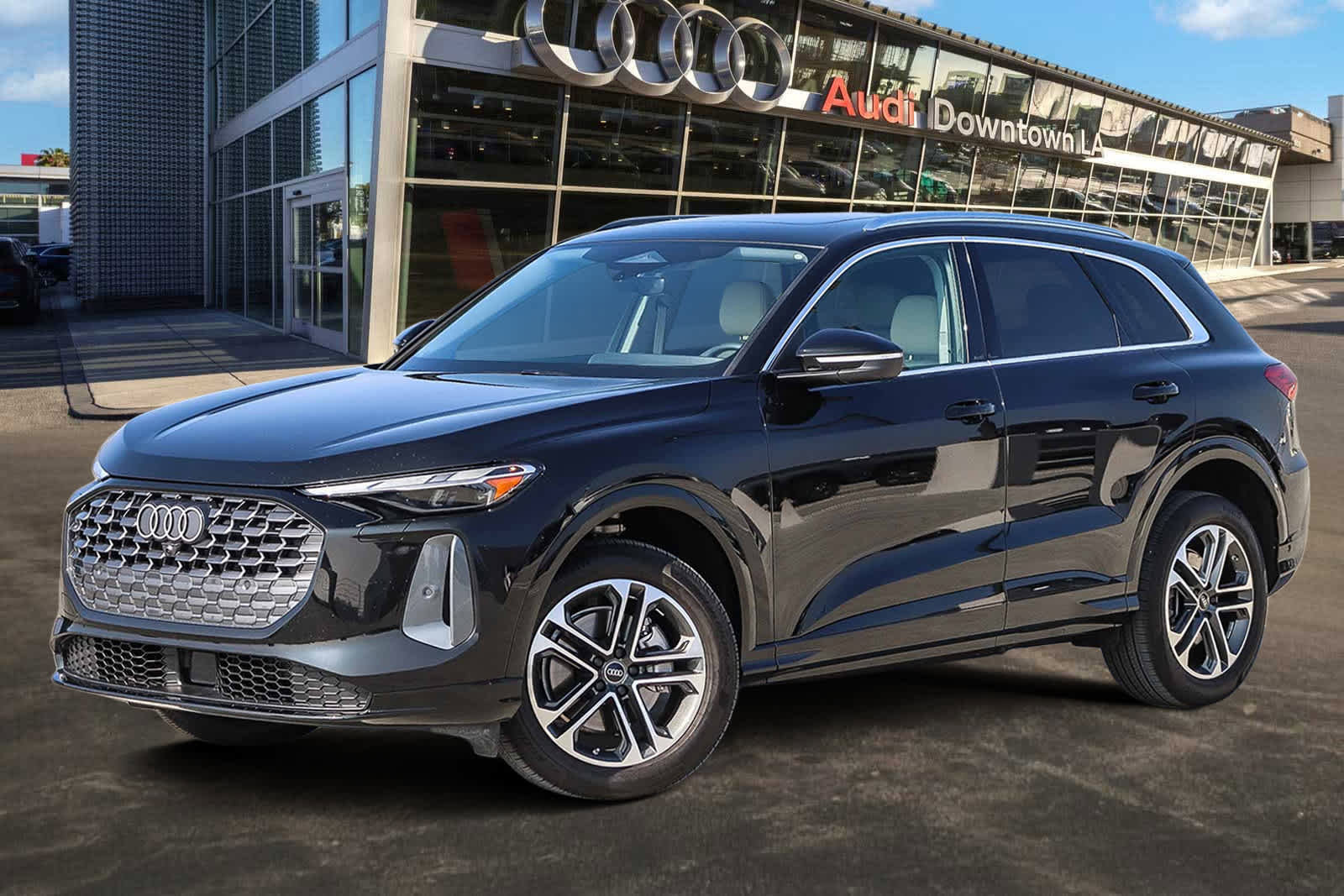 Used 2025 Audi Q5 Premium w/ Convenience Package image 1