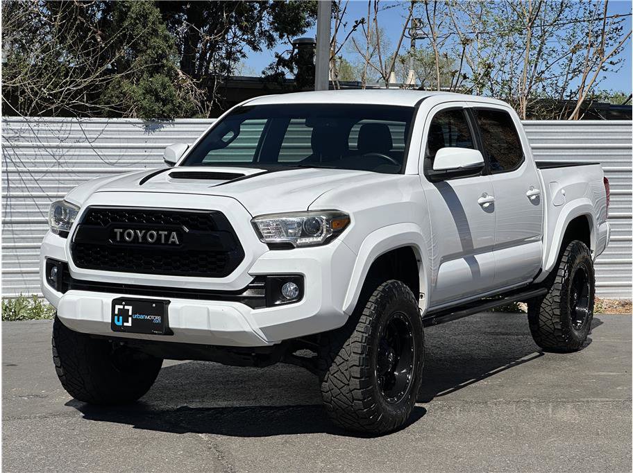 Used 2017 Toyota Tacoma TRD Sport w/ Tow Package (A/T) image 8