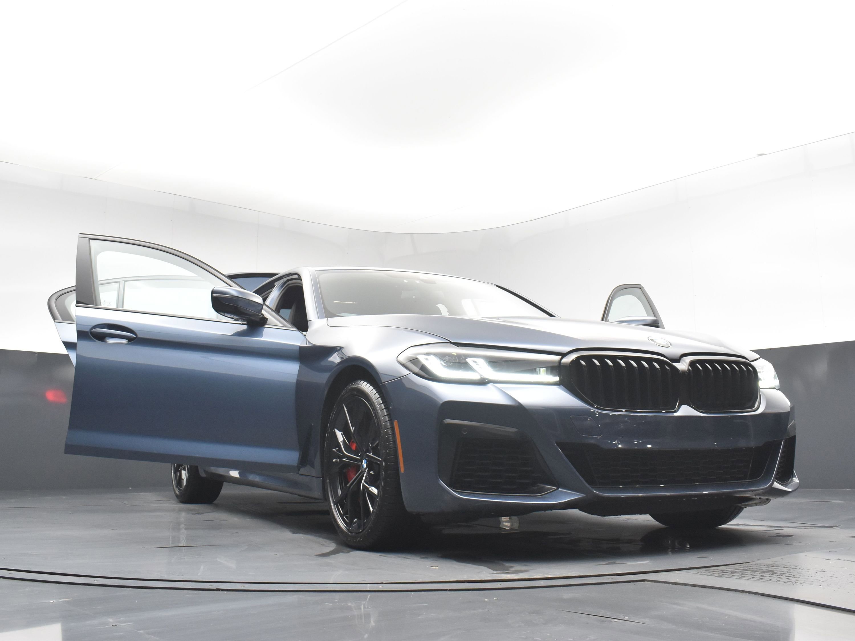 Used 2023 BMW 540i xDrive w/ M Sport Package image 33