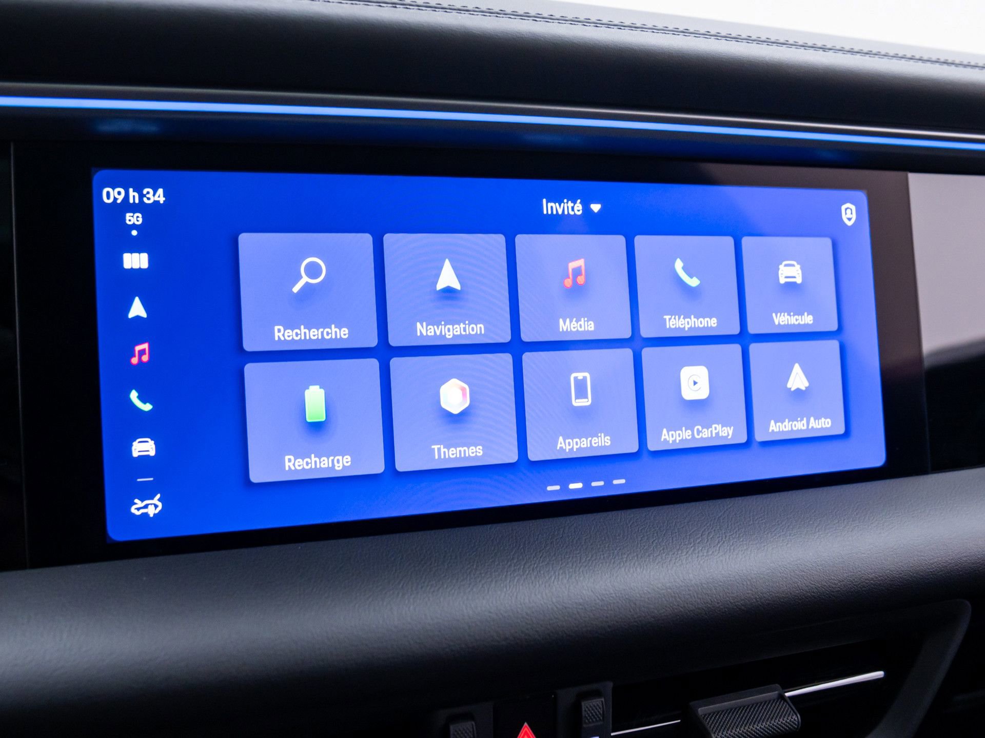 Certified 2025 Porsche Macan 4 Electric AWD/4WD image 22