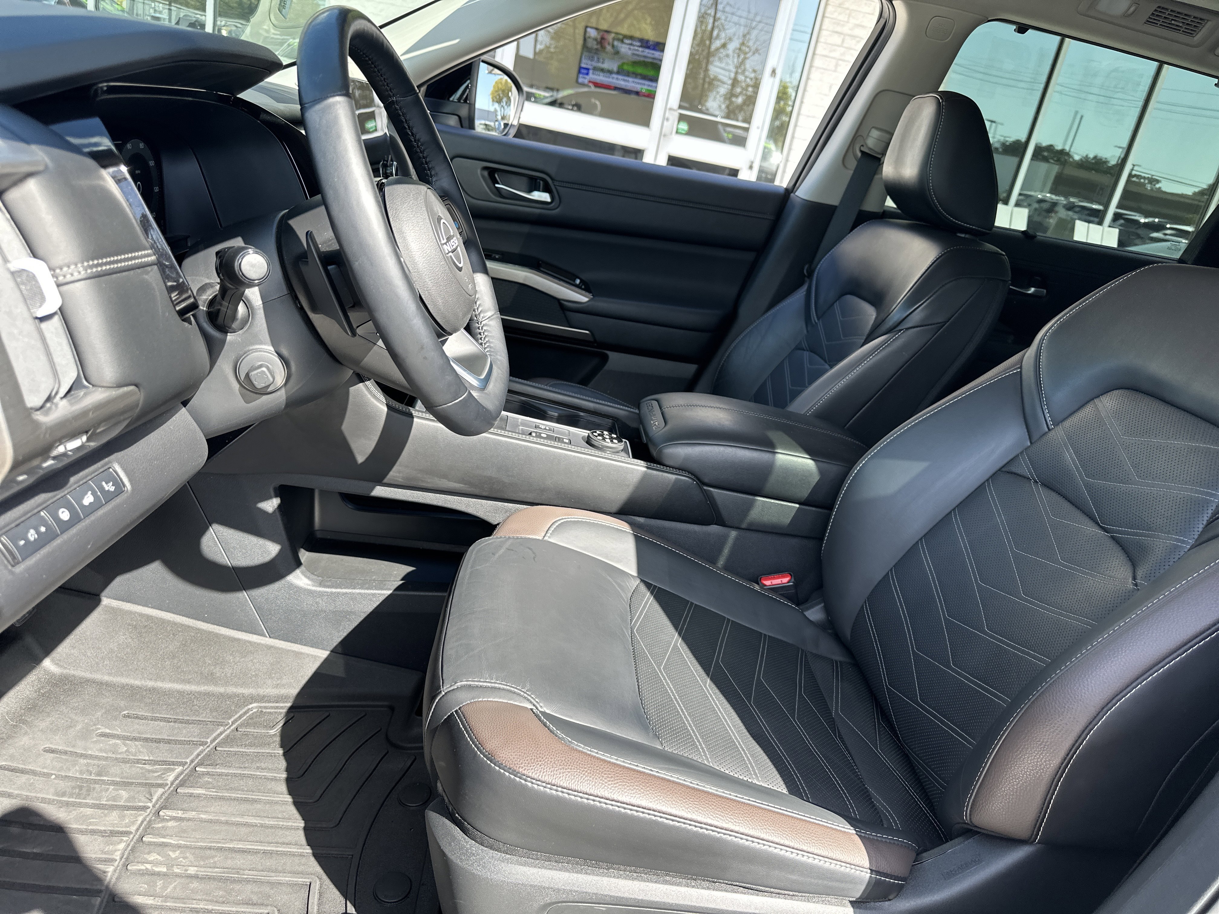 Used 2024 Nissan Pathfinder Platinum AWD/4WD image 10