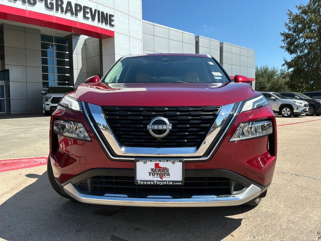 Used 2023 Nissan Rogue Platinum w/ Platinum Premium Package FWD image 3