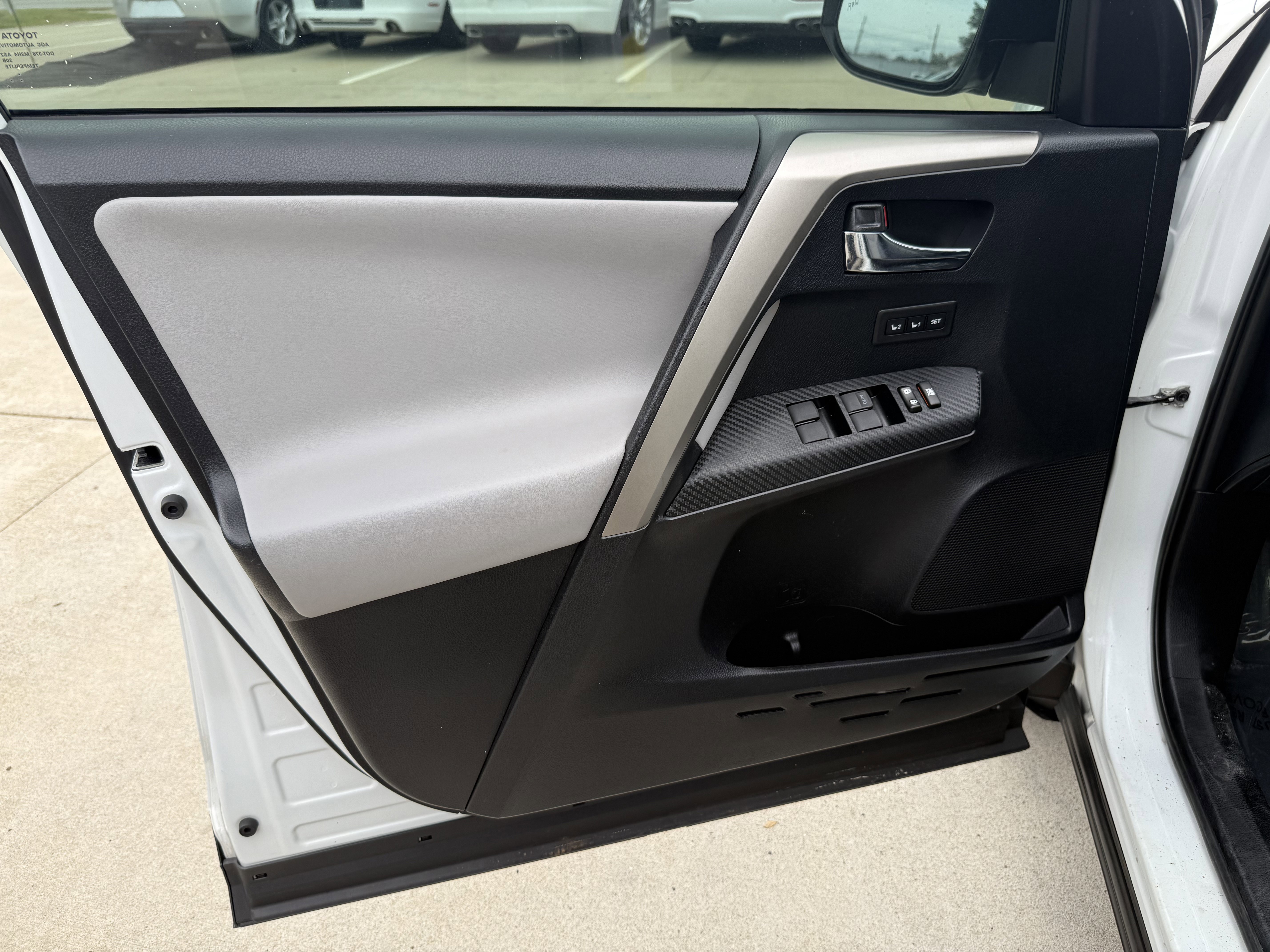 Used 2015 Toyota RAV4 Limited image 19