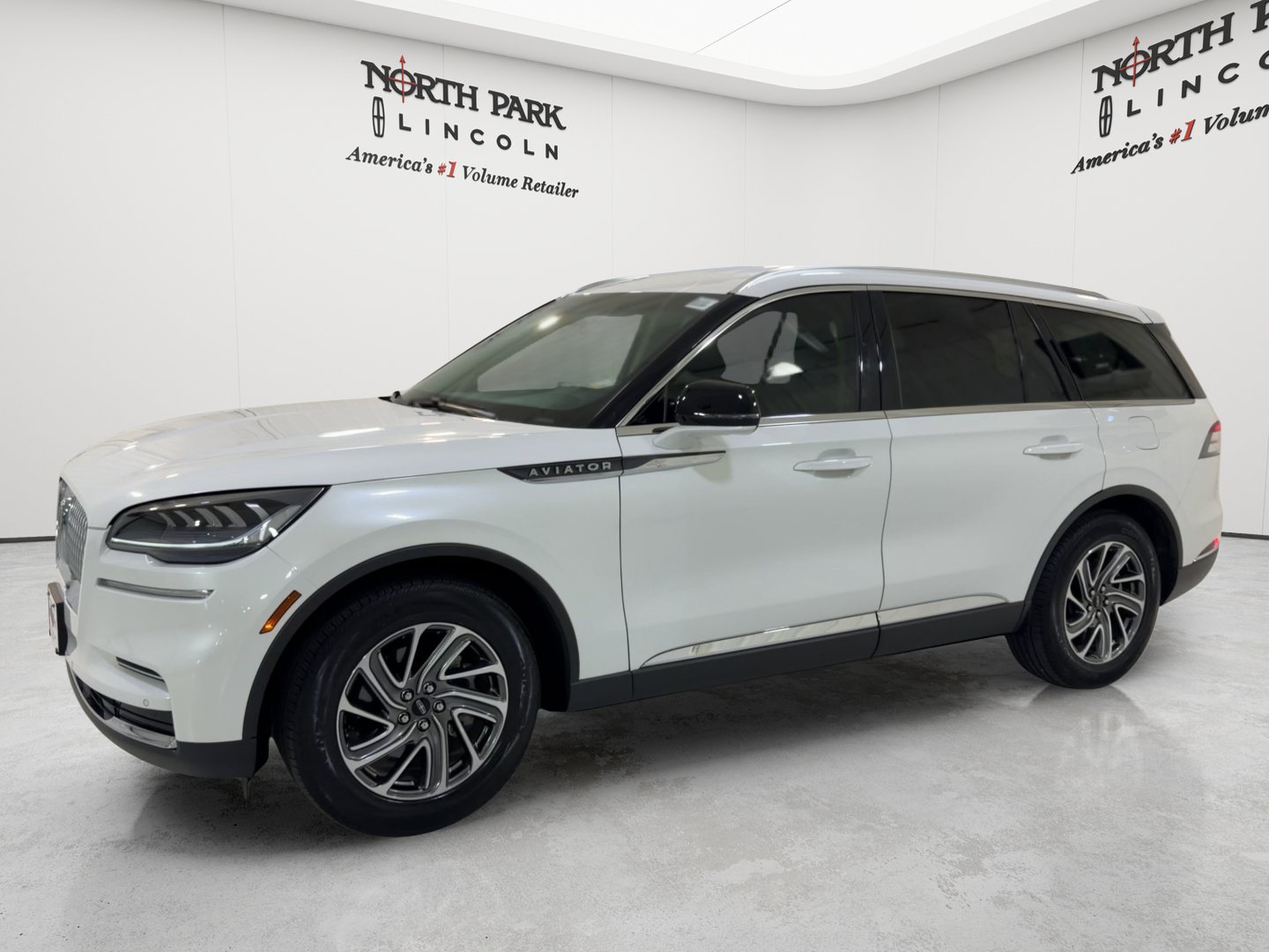 Used 2024 Lincoln Aviator 2WD image 6