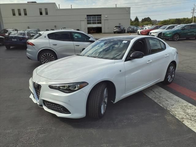 Used 2024 Alfa Romeo Giulia Ti AWD/4WD image 7