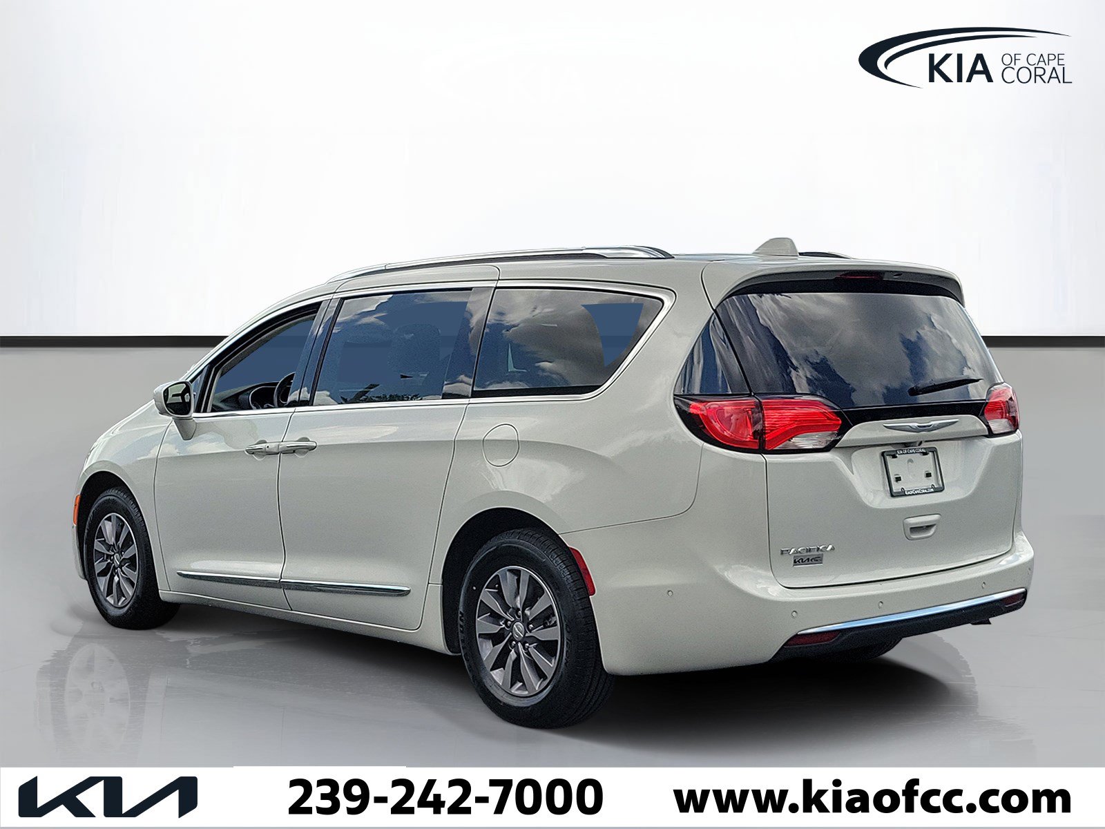 Used 2020 Chrysler Pacifica Touring-L Plus FWD image 4