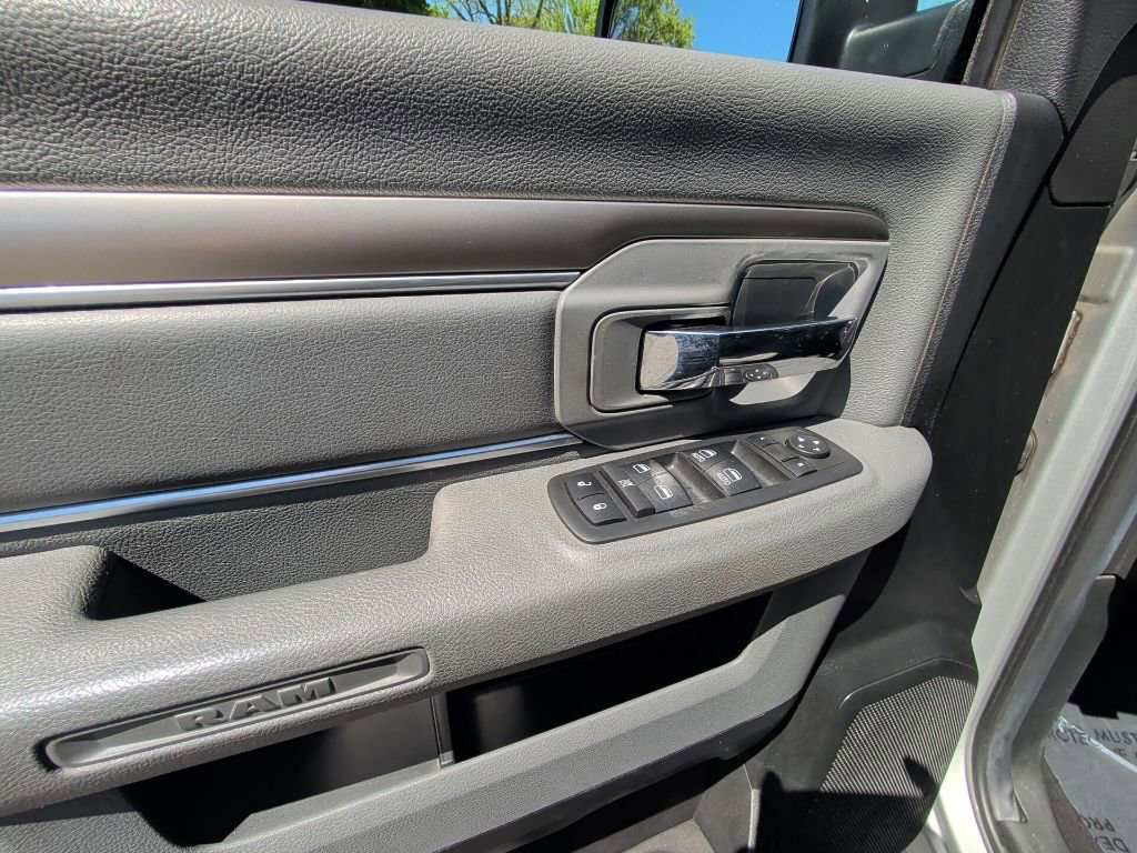 Used 2018 RAM 1500 Classic SLT AWD/4WD image 10