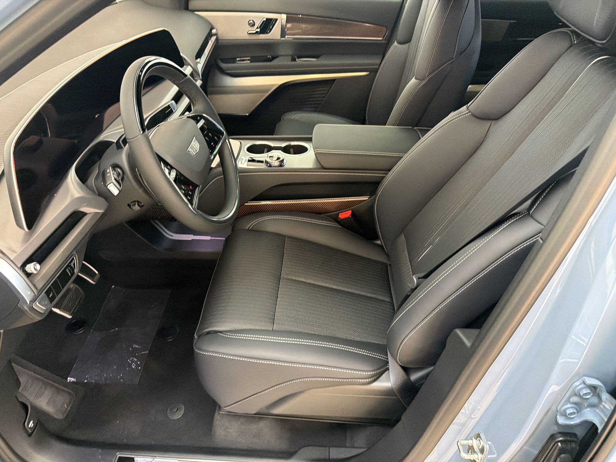 New 2027 Cadillac Vistiq Luxury w/ LPO, Floor Liner Package AWD/4WD image 5
