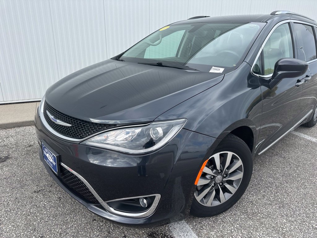 Used 2020 Chrysler Pacifica Touring-L Plus FWD image 2