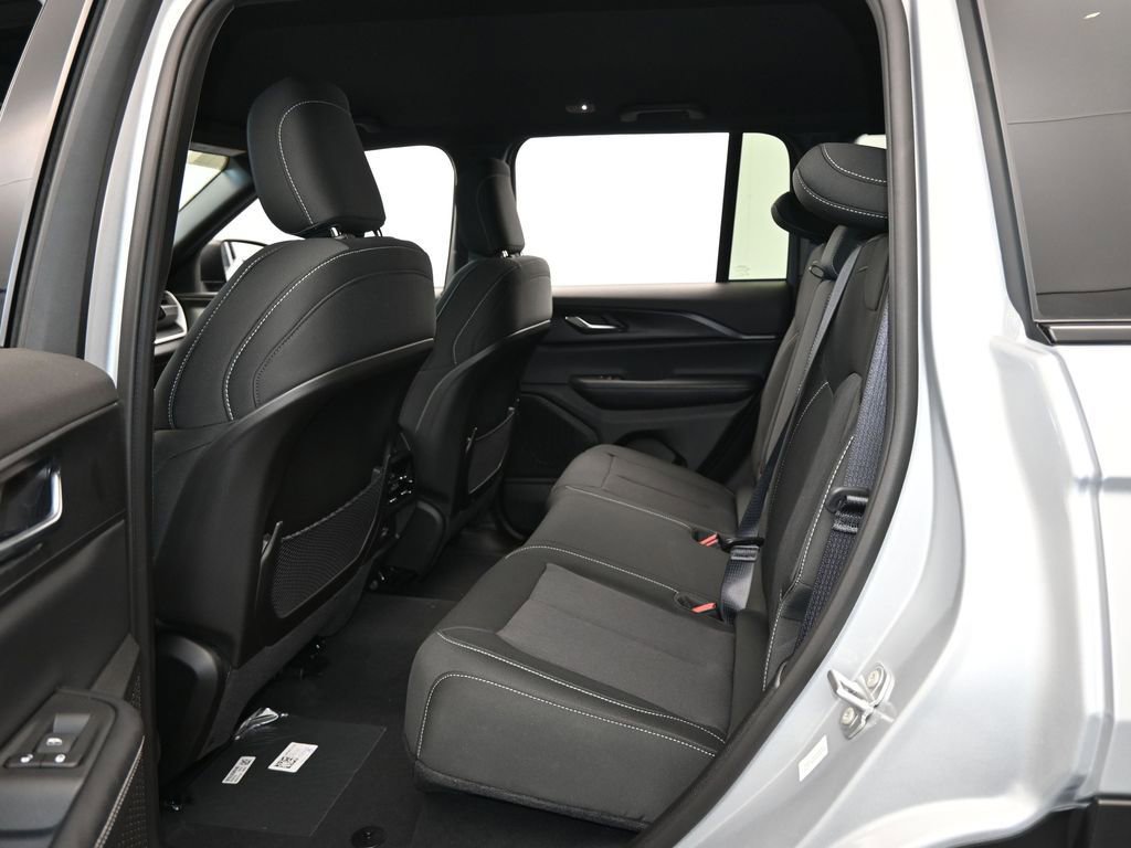 Used 2024 Jeep Grand Cherokee Laredo w/ Trailer Tow Package image 23