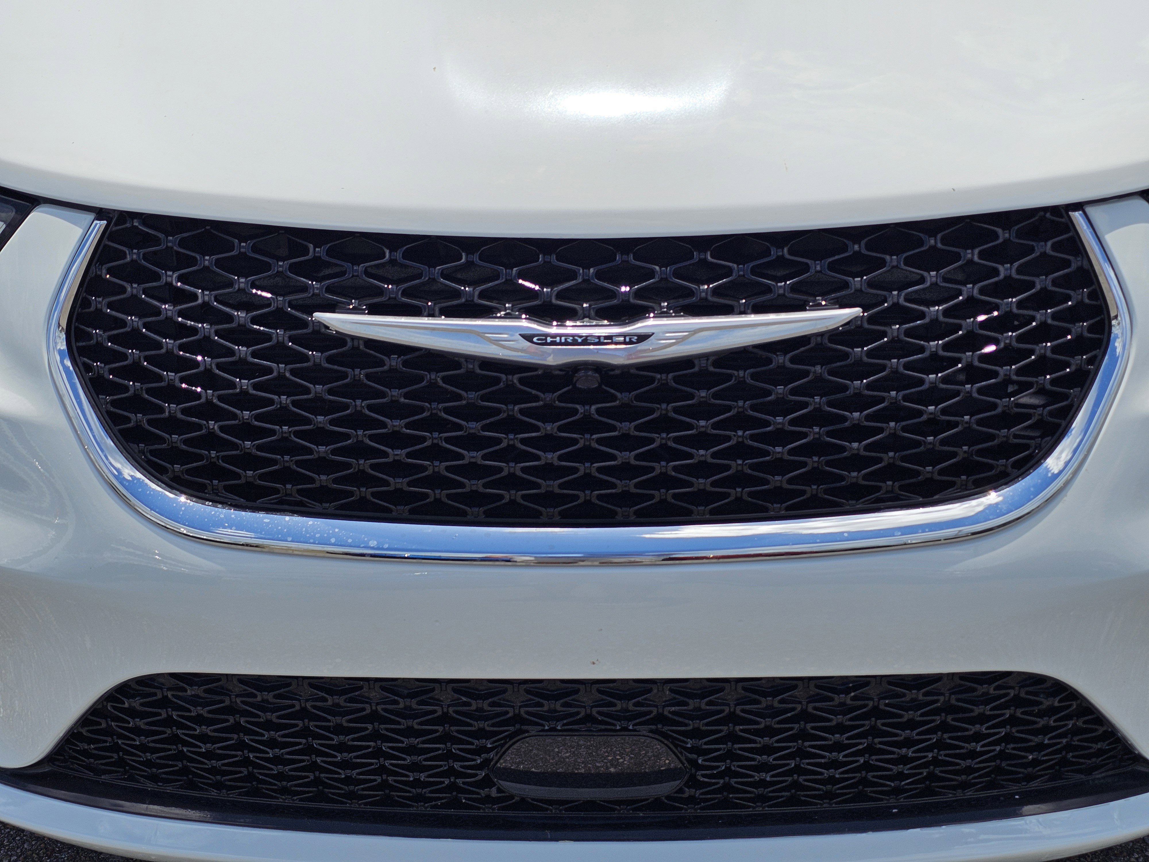 Used 2022 Chrysler Pacifica Touring-L FWD image 3
