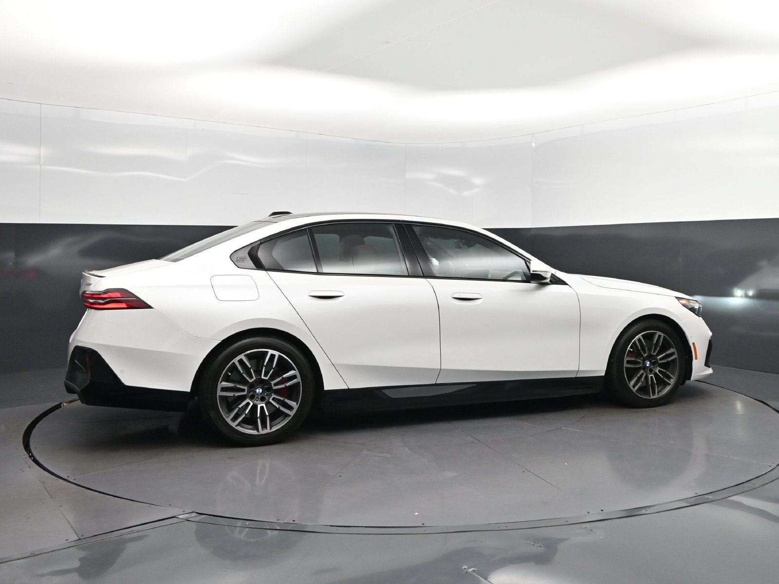 Used 2026 BMW 550e xDrive w/ Premium Package AWD/4WD image 10