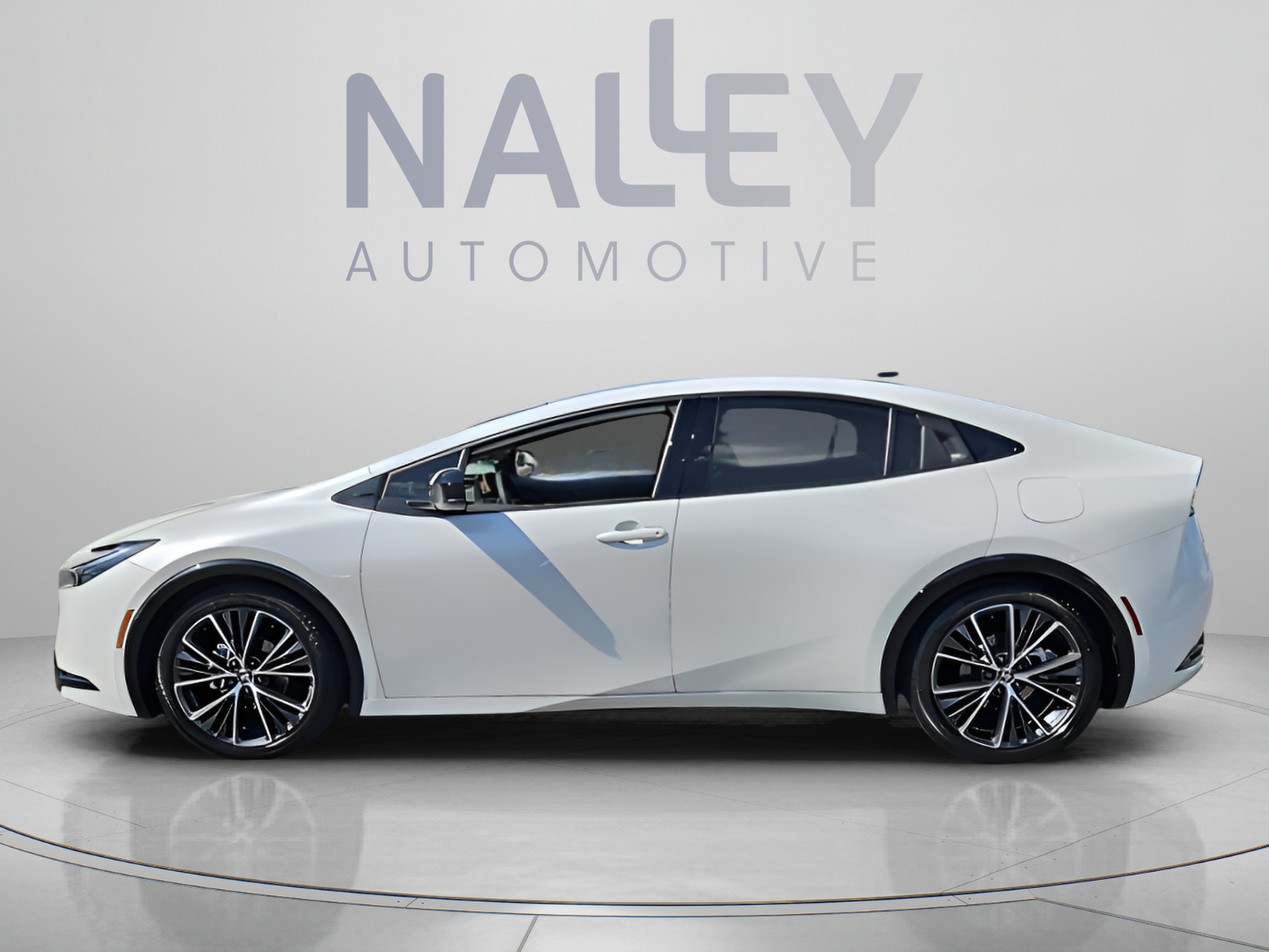 Used 2024 Toyota Prius XLE FWD image 2