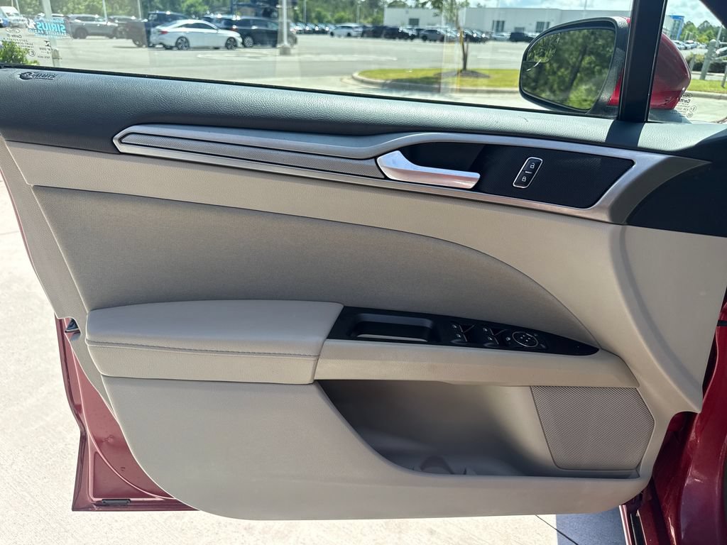 Used 2017 Ford Fusion SE w/ Fusion SE Technology Package FWD image 13
