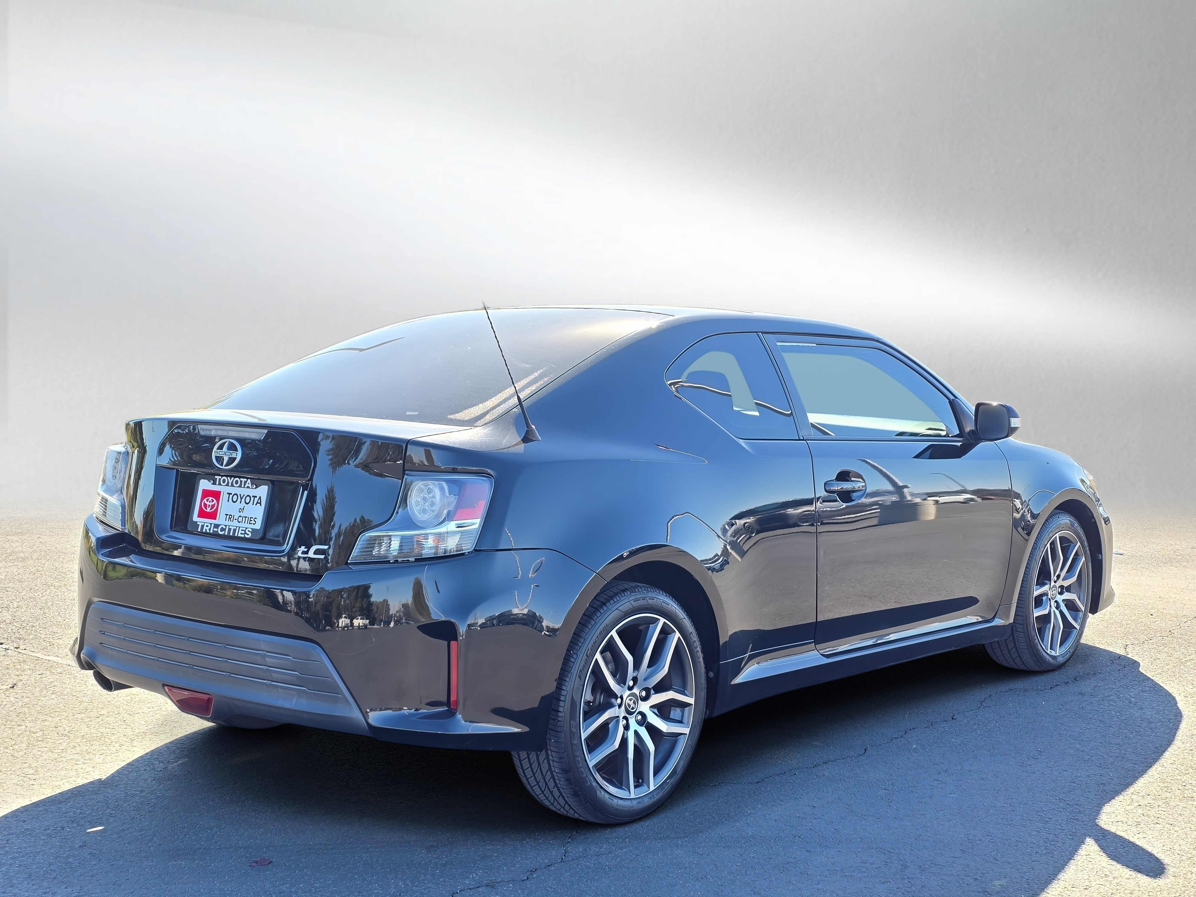 Used 2015 Scion tC FWD image 5