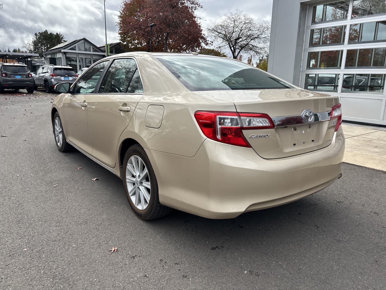 Used 2012 Toyota Camry XLE w/ Leather Pkg FWD image 3