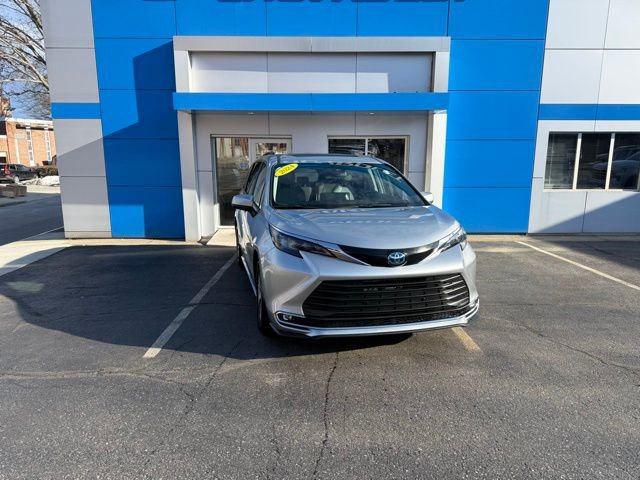 Used 2024 Toyota Sienna XLE image 3