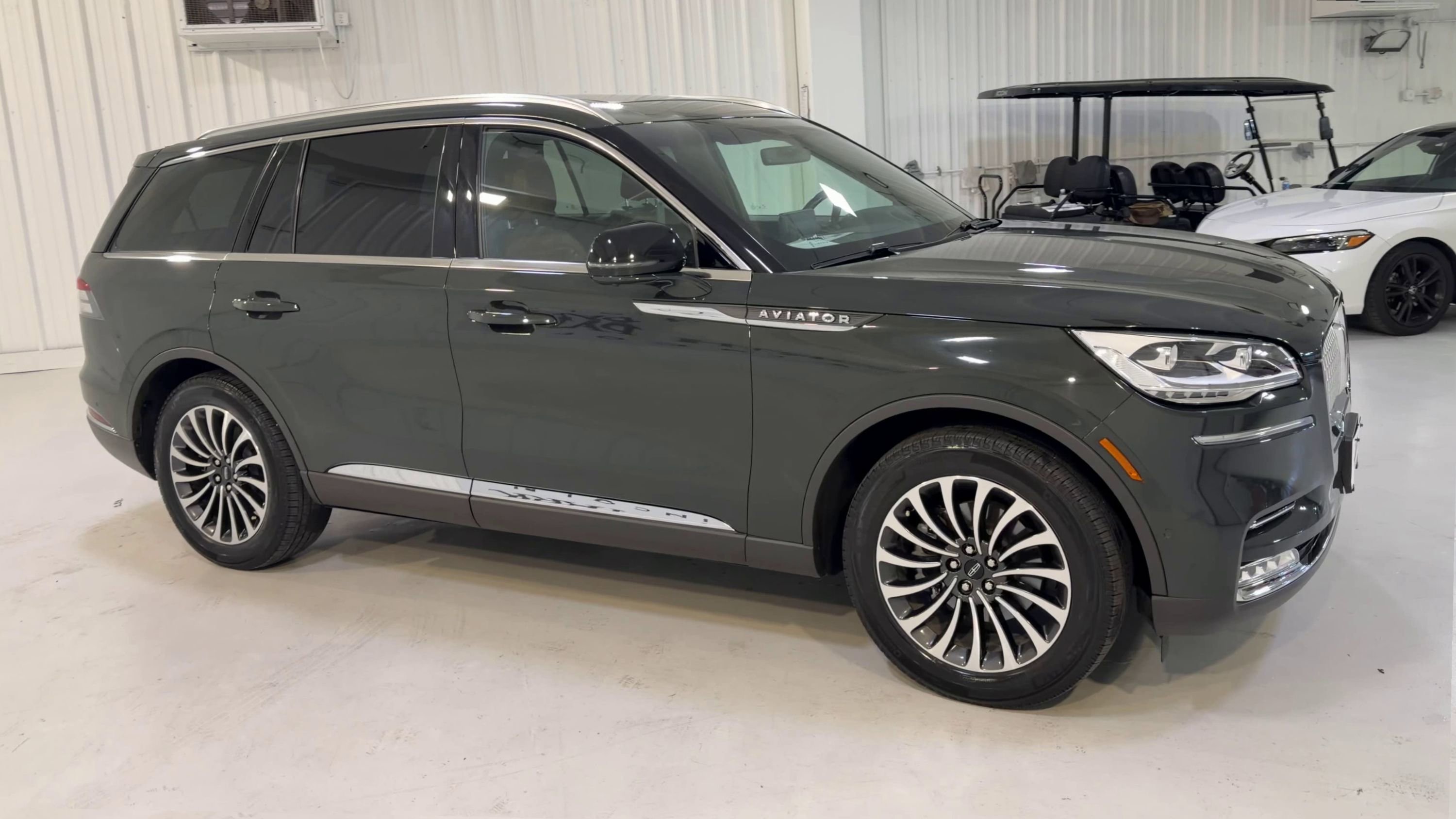 Used 2023 Lincoln Aviator Reserve w/ Equipment Group 201A RWD image 3