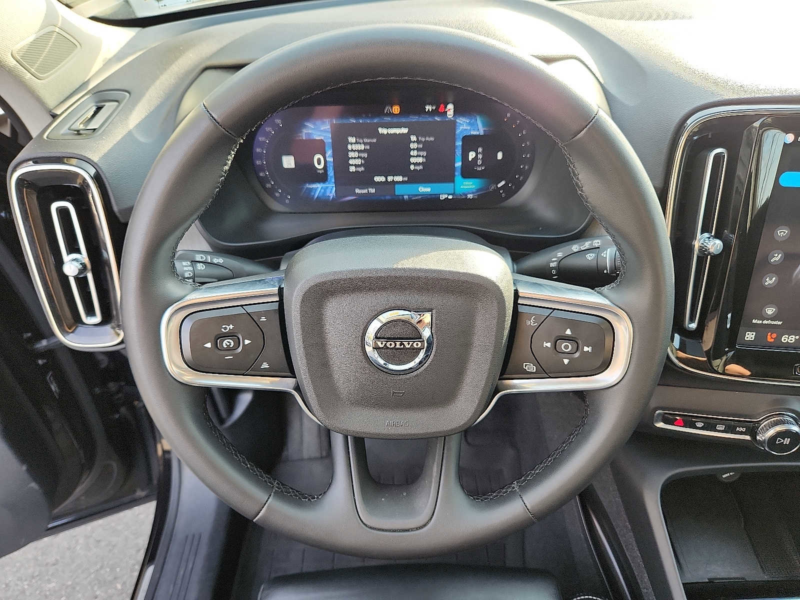 Certified 2023 Volvo XC40 B5 Plus w/ Driver Assist Package image 19