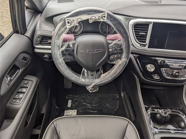 New 2026 Chrysler Pacifica Limited image 13