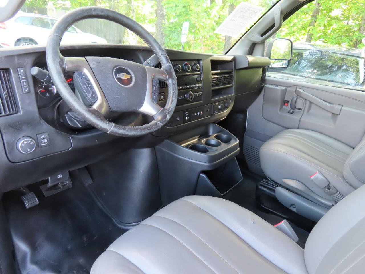 Used 2018 Chevrolet Express 3500 w/ Driver Convenience Package RWD image 15